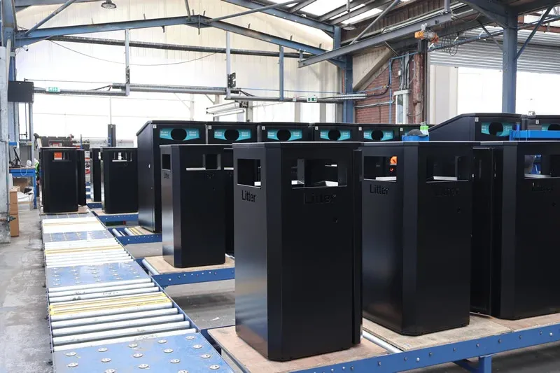 October 2026 - Amber Industries fournit une solution de convoyage à un fabricant de mobilier urbain