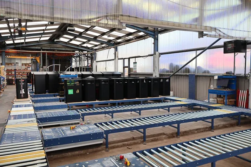 Système de convoyeur à rouleaux industriel installé par Amber Industries