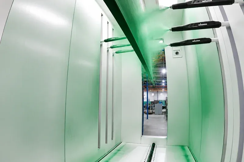 Panneaux manufacturés suspendus sur une ligne de convoyage aérienne