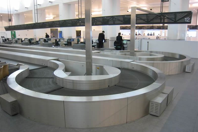 Courbes de convoyeurs pour les systèmes de traitement des bagages dans les aéroports