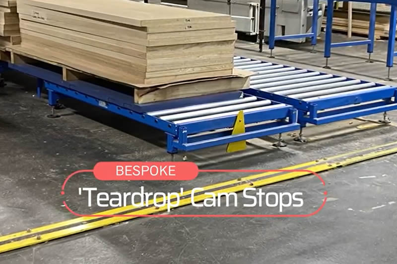 Système de convoyeur à rouleaux gravitaires pour piles de feuilles de bois