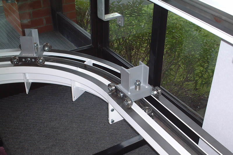 Système de convoyeur inversé à double voie MCM MCM Dualtrack Inverted Conveyor System