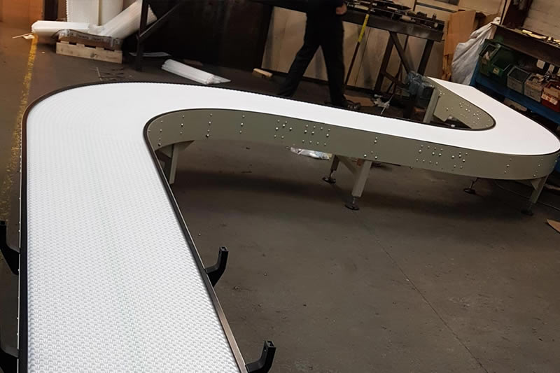 Convoyeurs à bande à lattes d'acier, à bande modulaire en plastique et à bande en treillis métallique